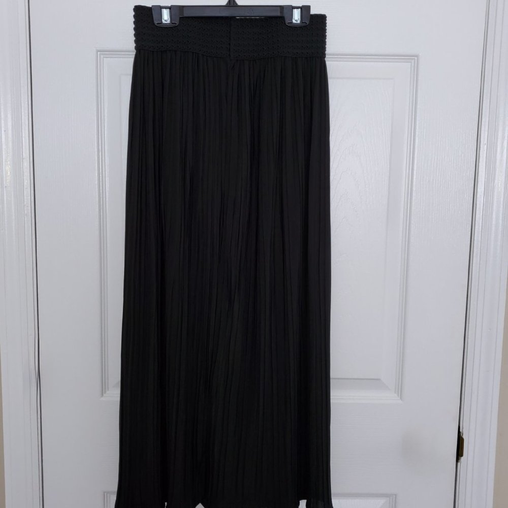Pretty pleated midi black skirt